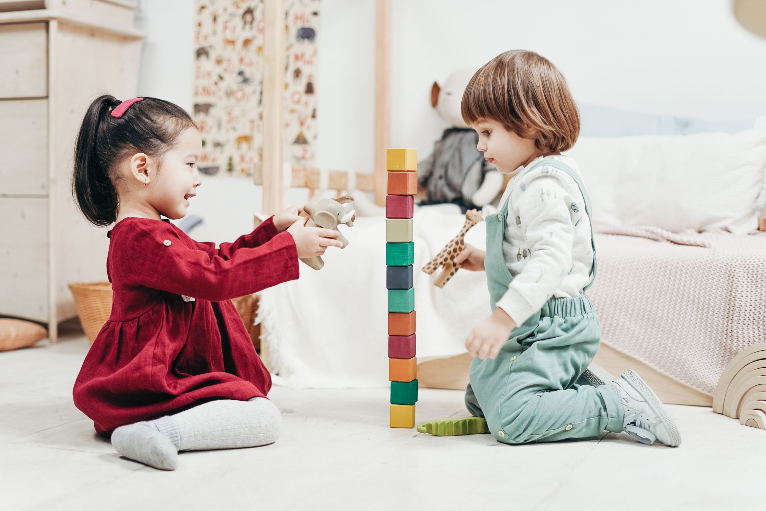 Twee kinderen bouwen samen met blokken