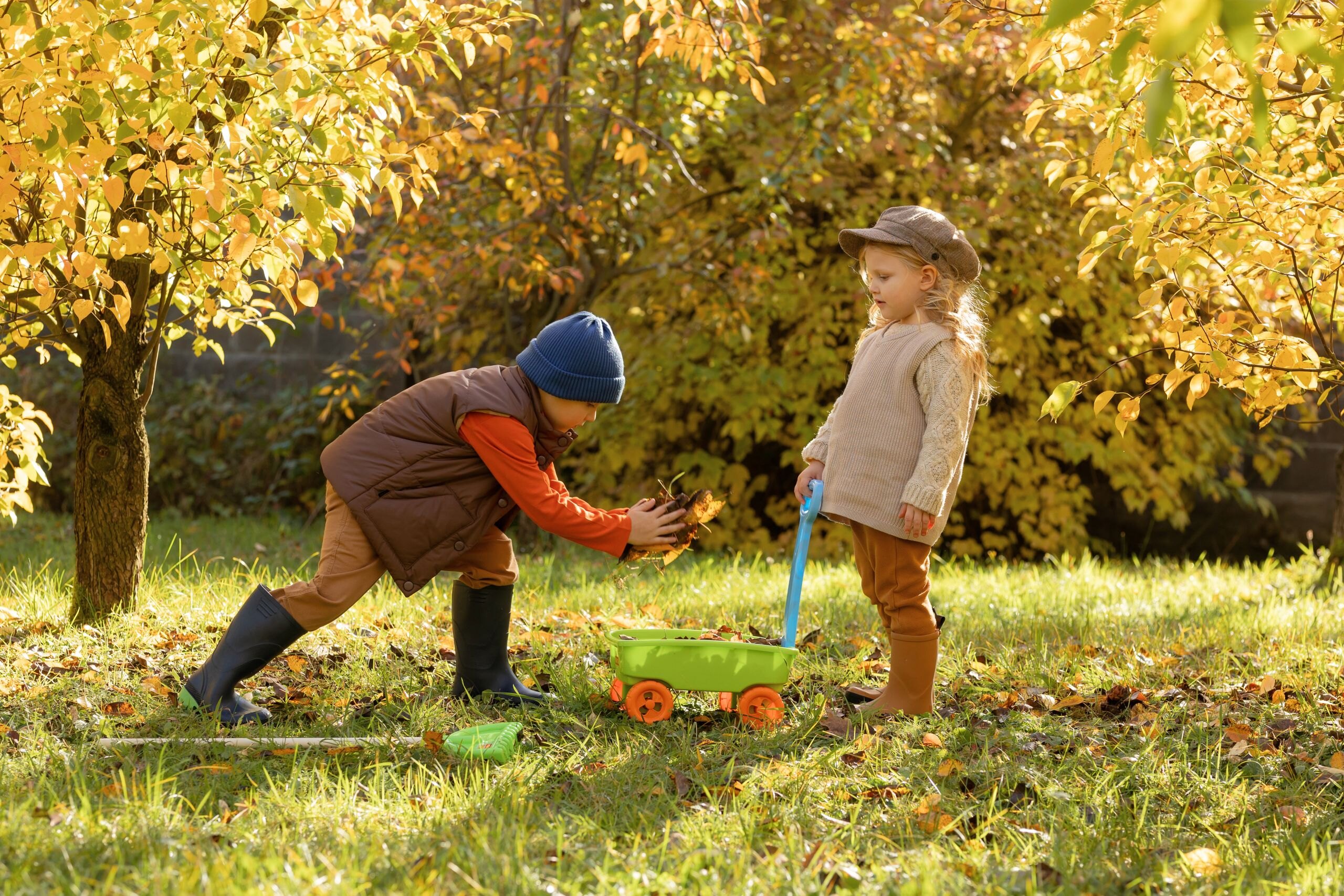 Kinderen spelen buiten in de herfst